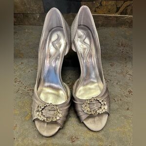 Nina Women’s Silver Peep Toe Dress Shoe with Embellishment Size 9.5